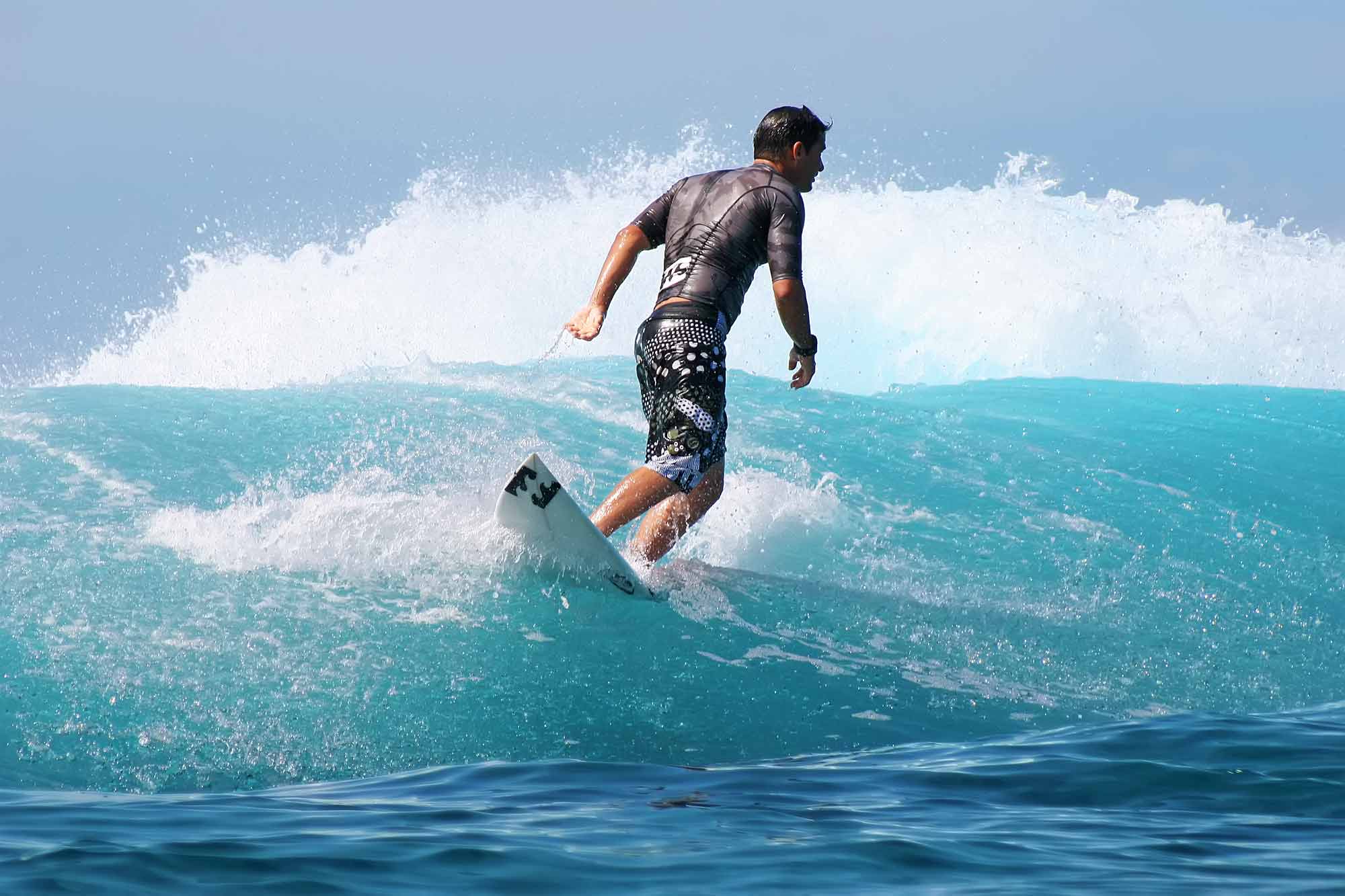 surfer-surfing-teahupoo-tahiti