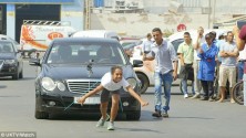 فتاة مغربية تقوم بجر سيارة مرسيديس بشعرها