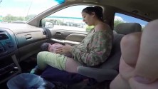 يصور زوجته وهي تضع مولودها بالسيارة ثم ينشر الفيديو على يوتيوب