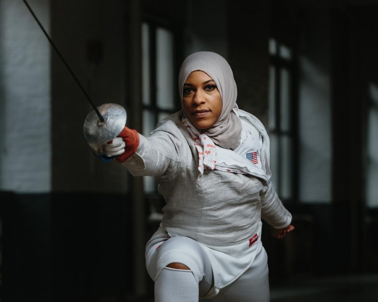 سابقة أول بطلة مسايفة أمريكية ترتدي الحجاب ستشارك في أولمبياد ريو