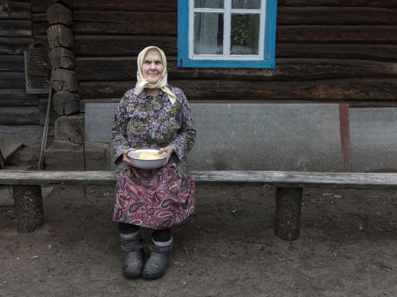 Anna outside her home in the village of Kopachi inside the 30km exclusion zone. After Chernobyl's evacuation she remained there with her sister. Narodichi district, UKRAINE - 18/11/2015. /VALEROQUINTINA_UKR.007/Credit:Quintina Valero/SIPA/1604112020