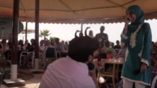 فيديو : شاب مغربي يطلب يد فتاة للزواج أمام الملأ