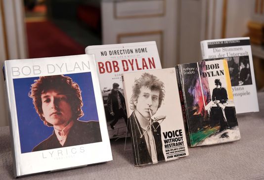 5013066_6_7165_livres-sur-bob-dylan-exposes-a-l-academie_f5c2f6a5cd3cca7663f71ce7133e3985
