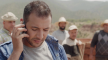 هكذا يصبح سلوك صديقك عندما يتحدث مع حبيبته على الهاتف
