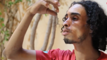 شاب مغربي ”عيساوي” يأكل العقارب الحية ويهدف إلى الدخول لموسوعة غينيس